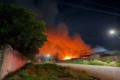 VÍDEO: Incêndio de grandes proporções em distribuidora de borracha assusta moradores em Divinópolis