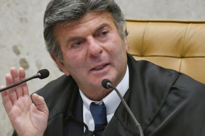 Fux suspende decisão de Dino que restabelecia posts de Nossa Senhora