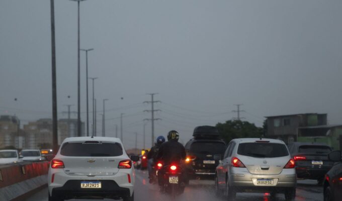 Ciclone e frente fria deixam Centro-Sul em alerta para tempestade