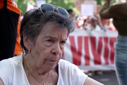 Após protestos, idosa de 87 anos despejada na Espanha recebe oferta para voltar para casa