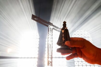 ‘Disputa religiosa’ em torno de Nossa Senhora Aparecida leva fake news de volta ao centro da eleição presidencial, destaca imprensa internacional