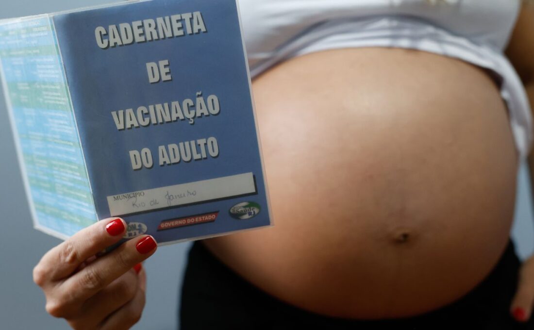 Resistência às vacinas contra gripe e covid coloca gestantes em risco