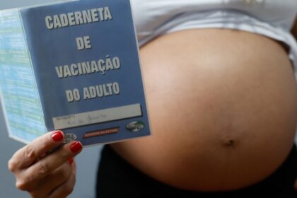 Resistência às vacinas contra gripe e covid coloca gestantes em risco