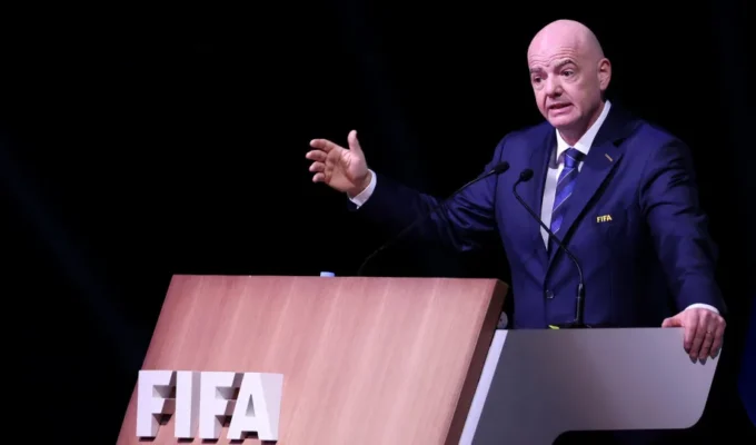 Em reação dupla, Fifa ataca Uefa e diz que aceita usar parte de fundo bilionário