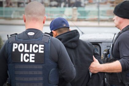Enfermeira é acusada de ajudar imigrante a fugir após ser preso pelo ICE nos EUA