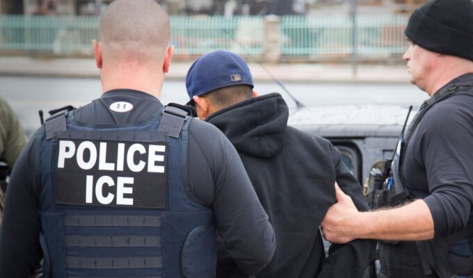 Enfermeira é acusada de ajudar imigrante a fugir após ser preso pelo ICE nos EUA