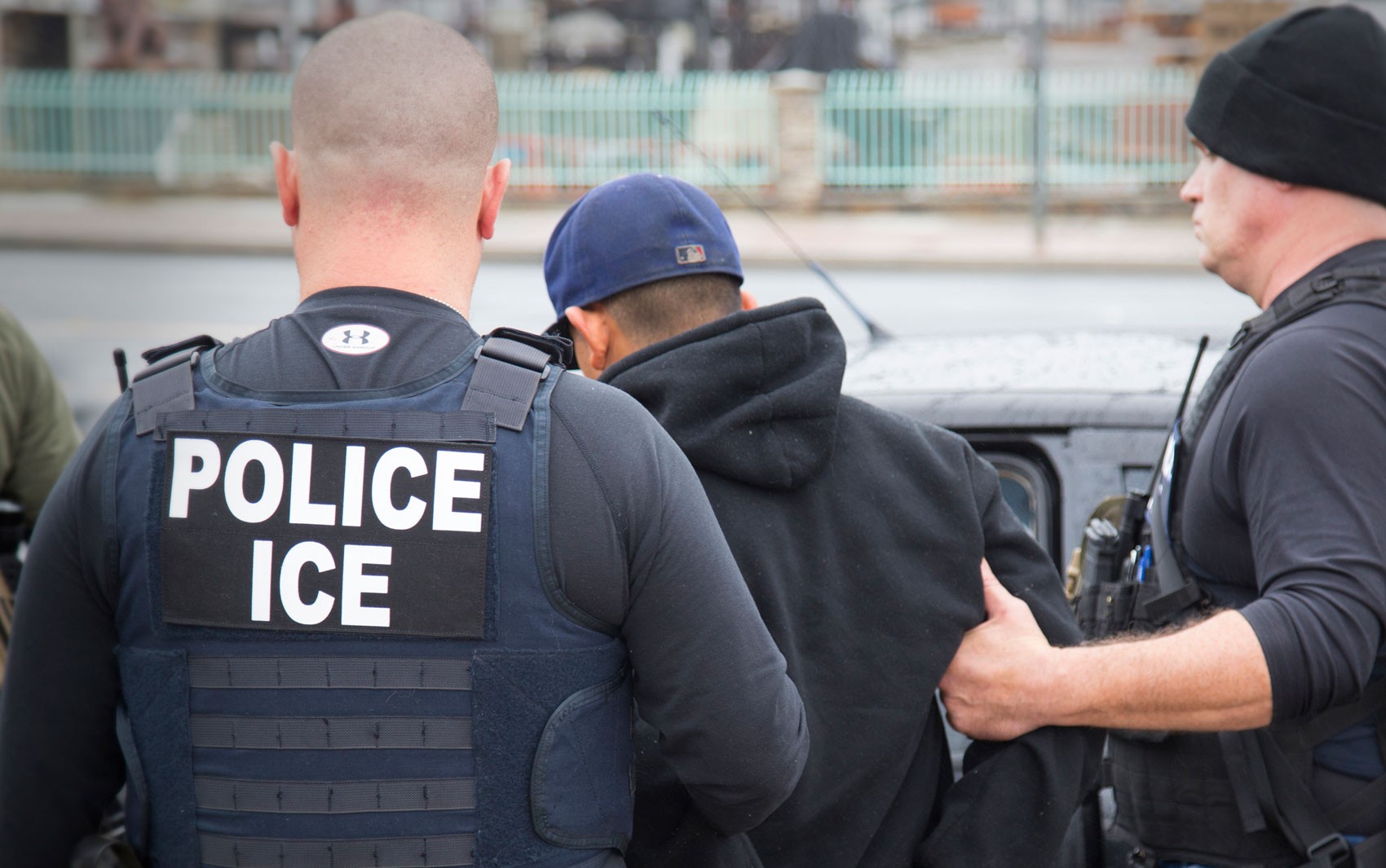 Enfermeira é acusada de ajudar imigrante a fugir após ser preso pelo ICE nos EUA
