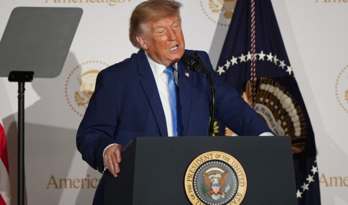 IA criada pelo governo Trump dá respostas que contradizem o próprio presidente