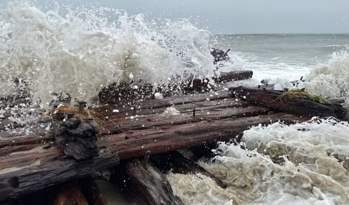 Tempestade nos EUA remove areia de praia e desenterra navio que naufragou há mais de 140 anos