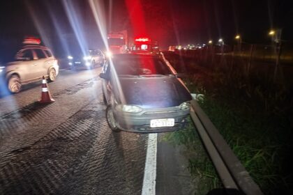 Motorista é preso por dirigir embriagado após bater carro contra defensa na Via Dutra, em Resende