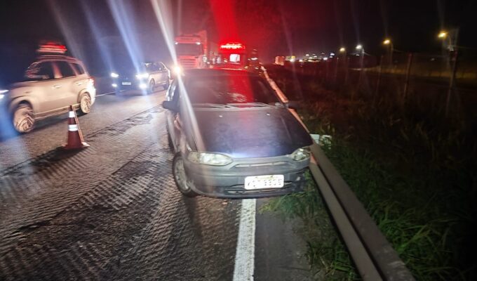 Motorista é preso por dirigir embriagado após bater carro contra defensa na Via Dutra, em Resende