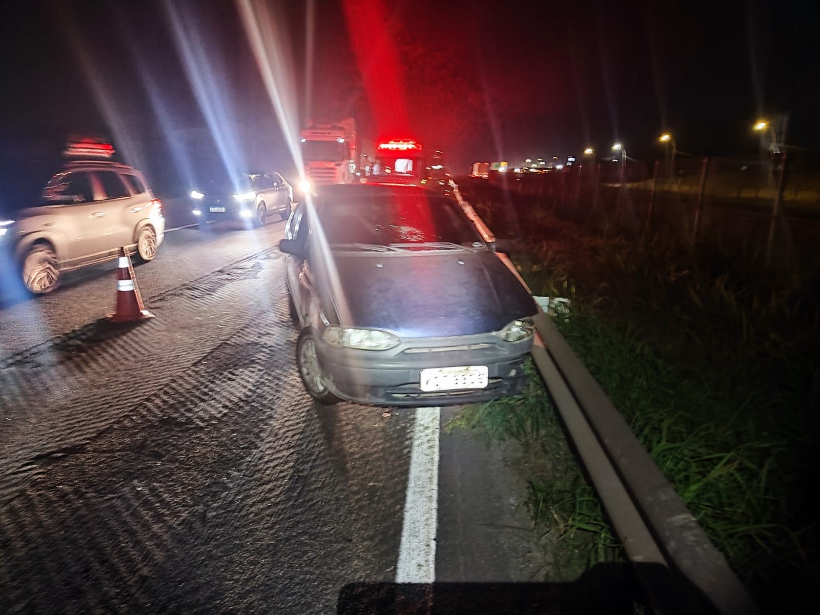 Motorista é preso por dirigir embriagado após bater carro contra defensa na Via Dutra, em Resende