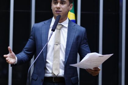 TSE manda Nikolas retirar postagem com desinformação sobre Lula