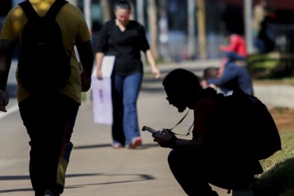 Percentual de jovens nem-nem no Brasil cai para 22,4%, mostra estudo