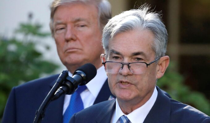 Mesmo fora da presidência do Fed, Powell volta a ser alvo de Trump