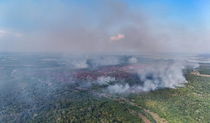 Incêndio florestal em Itacoatiara chega ao 11º dia e fumaça se espalha pela cidade