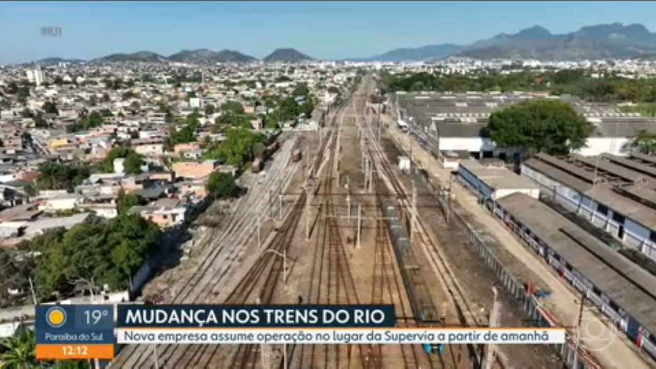 Batida entre carro e trem deixa ferido em Japeri