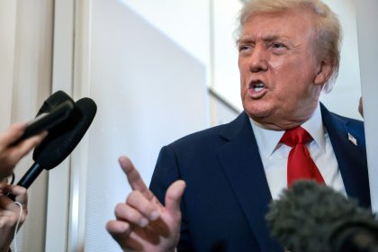Jornalistas são impedidos de entrar Casa Branca após Trump banir acesso de veículos de comunicação