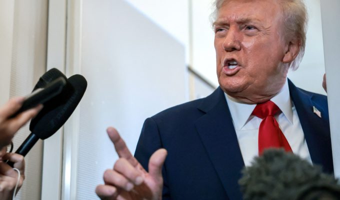 Jornalistas são impedidos de entrar Casa Branca após Trump banir acesso de veículos de comunicação
