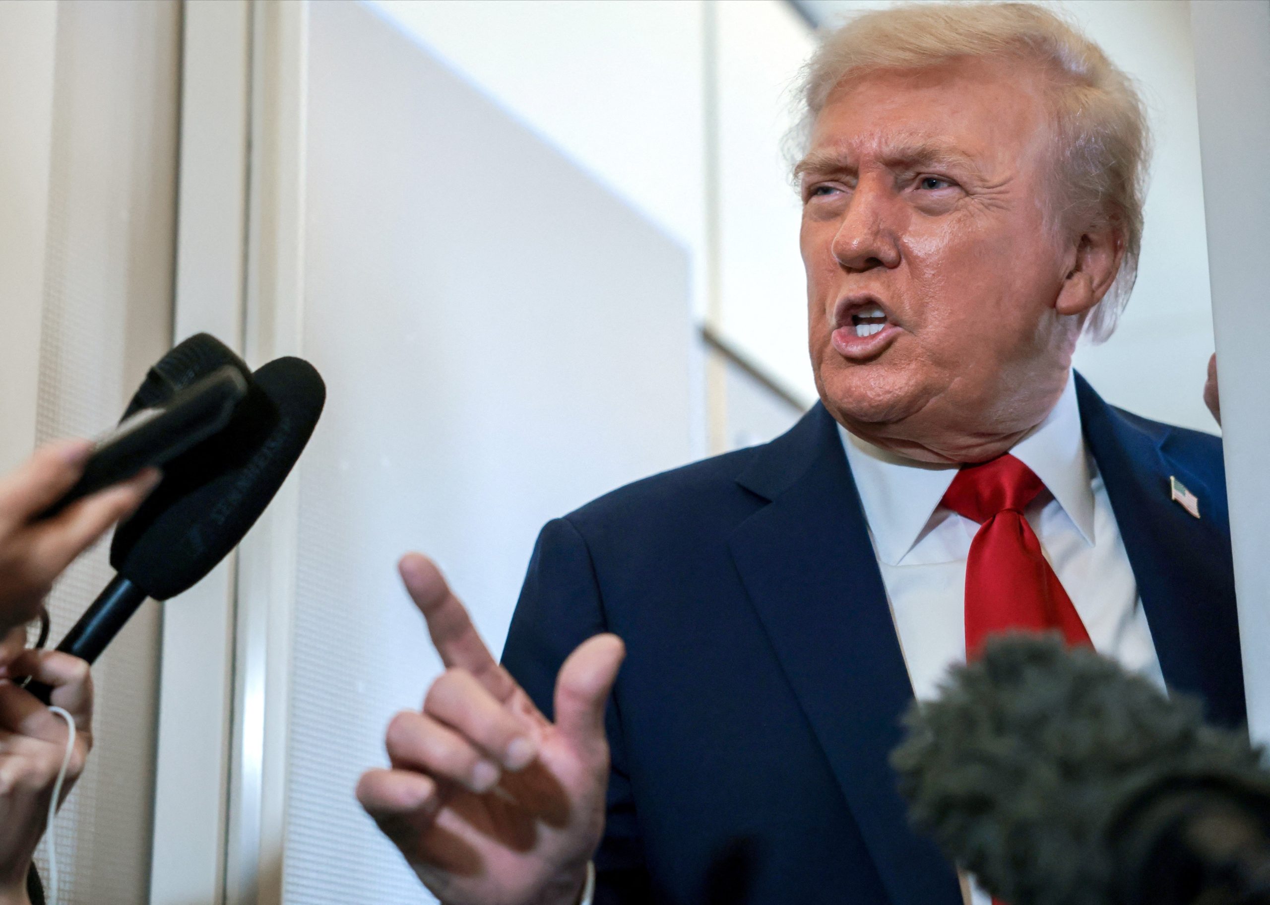 Jornalistas são impedidos de entrar Casa Branca após Trump banir acesso de veículos de comunicação