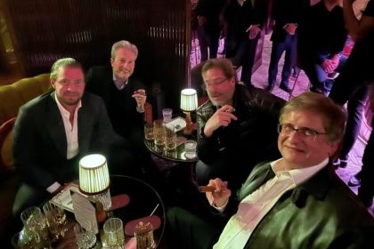 Foto no telefone de Daniel Vorcaro mostra Paulo Gonet fumando charuto com ex-banqueiro em Londres; veja imagem