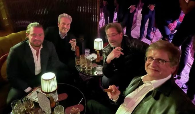 Foto no telefone de Daniel Vorcaro mostra Paulo Gonet fumando charuto com ex-banqueiro em Londres; veja imagem