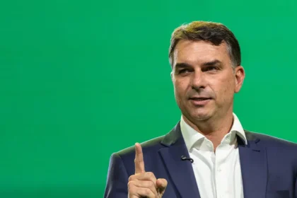 Flávio Bolsonaro: Num ato de desespero, Lula aumentou o Bolsa Família e tenta comprar votos