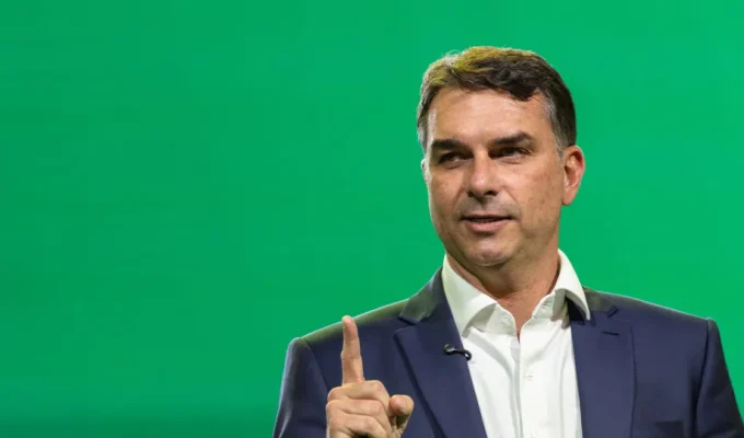 Flávio Bolsonaro: Num ato de desespero, Lula aumentou o Bolsa Família e tenta comprar votos