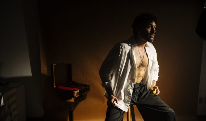 Jona Poeta faz graça da dor no pagode solar “Cuidando de Mim”