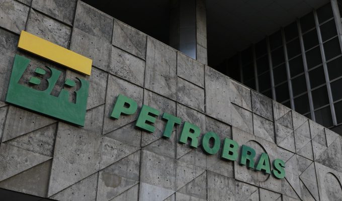 Petrobras batiza primeiro navio a navegar com tripulação 100% feminina