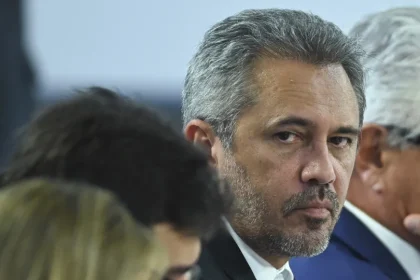 Justiça tira 29 minutos de propaganda de Elmano após peça associar Ciro Gomes a Bolsonaro