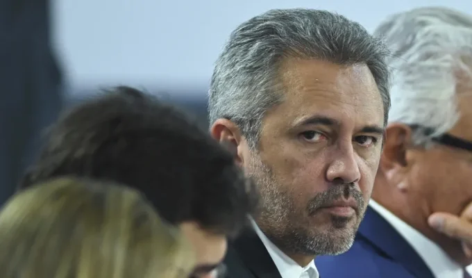 Justiça tira 29 minutos de propaganda de Elmano após peça associar Ciro Gomes a Bolsonaro