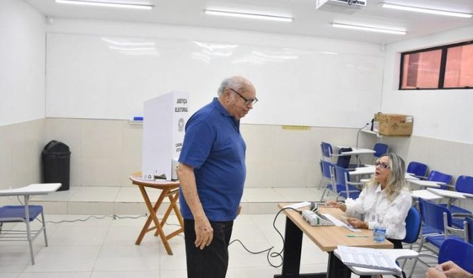 Dráuzio Varella convoca idosos para comparecer às urnas