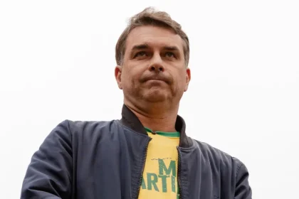 Flávio Bolsonaro repete estratégia do pai e recruta ‘fiscais’ para as eleições