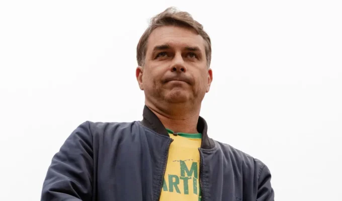Flávio Bolsonaro repete estratégia do pai e recruta ‘fiscais’ para as eleições