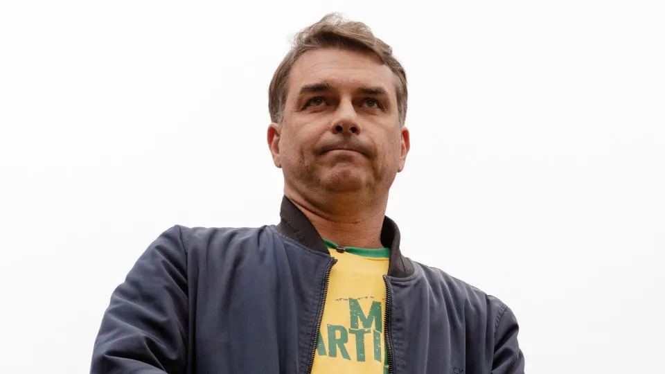 Flávio Bolsonaro repete estratégia do pai e recruta ‘fiscais’ para as eleições