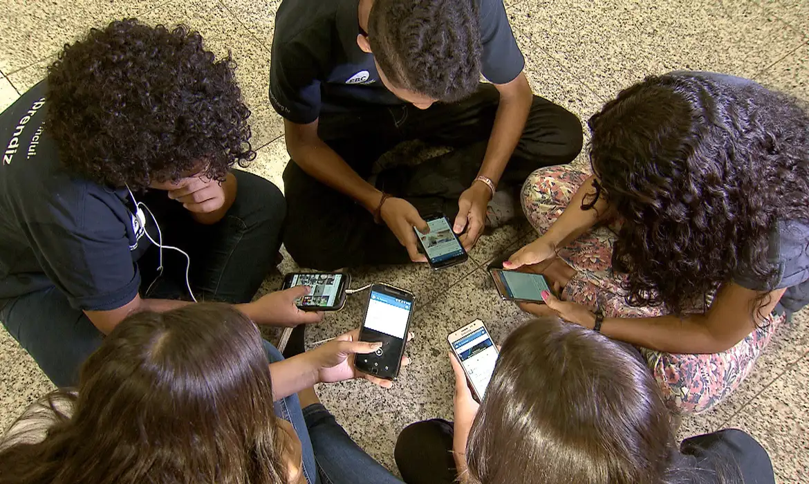 Gente exausta vota menos? Pesquisa relaciona vínculos sociais, esperança e participação eleitoral
