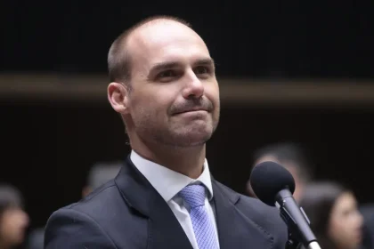 Eduardo Bolsonaro elogia tentativa de interferência dos EUA na eleições
