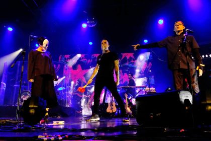 Pato Fu lança em outubro álbum ao vivo em que rebobina o disco ‘Gol de quem?’ com BNegão, Tom Zé e Zélia Duncan
