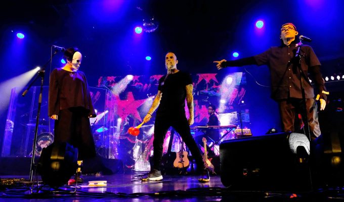 Pato Fu lança em outubro álbum ao vivo em que rebobina o disco ‘Gol de quem?’ com BNegão, Tom Zé e Zélia Duncan