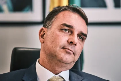 Flávio Bolsonaro usou apartamento de investigado por fraudes no INSS, diz revista