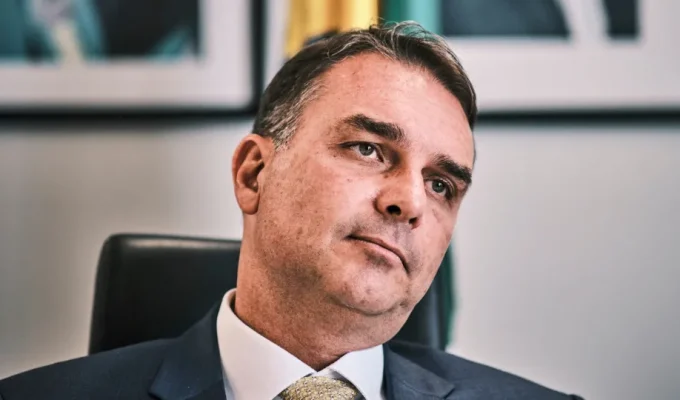 Flávio Bolsonaro usou apartamento de investigado por fraudes no INSS, diz revista