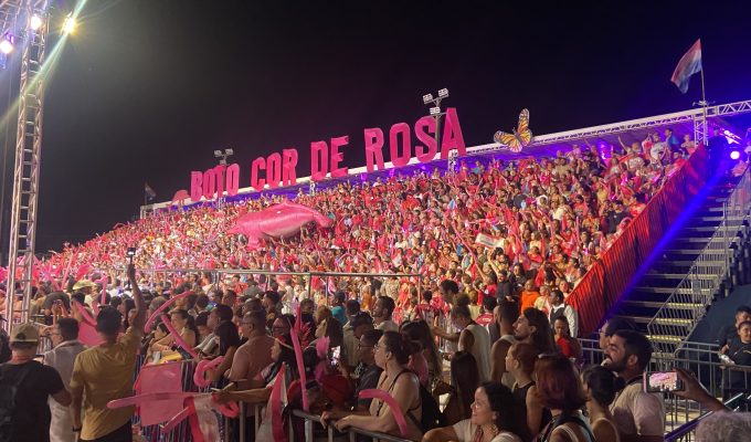 Boto Cor-de-Rosa abre apresentações do Sairé 2026 com espetáculo sobre cultura tapajônica