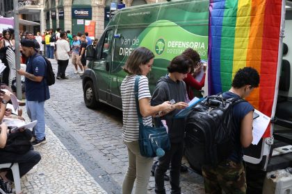 Transexuais e travestis fazem ato no RJ em defesa da democracia
