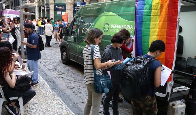 Transexuais e travestis fazem ato no RJ em defesa da democracia