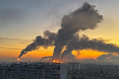 Ataque de drones ucranianos atinge refinaria de petróleo e mata 2 na capital da Rússia