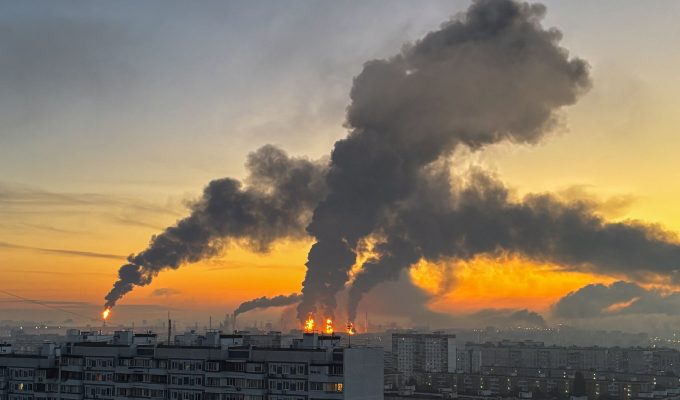 Ataque de drones ucranianos atinge refinaria de petróleo e mata 2 na capital da Rússia