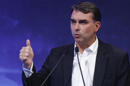 Flávio usou em campanha imóvel de advogado alvo de buscas da PF no caso INSS, diz revista