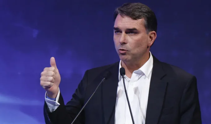 Flávio usou em campanha imóvel de advogado alvo de buscas da PF no caso INSS, diz revista