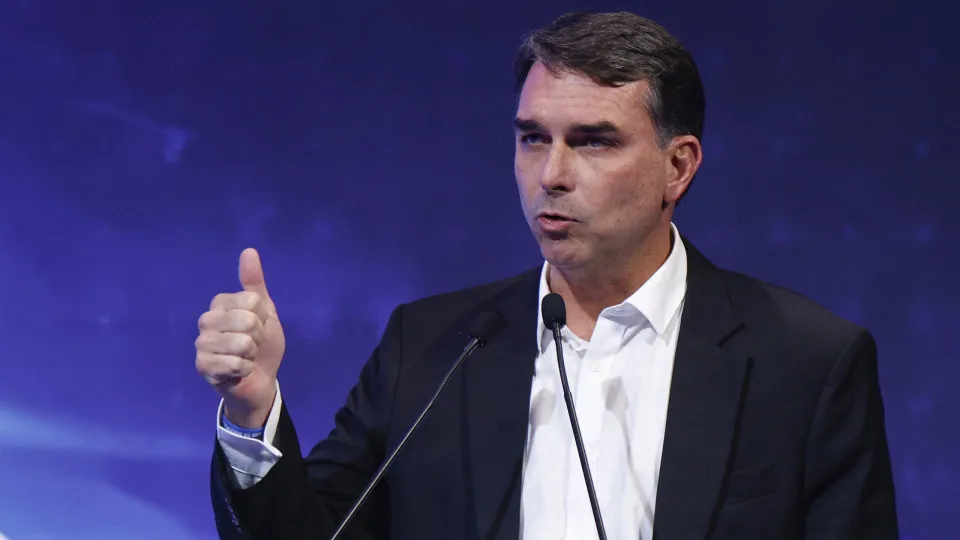 Flávio usou em campanha imóvel de advogado alvo de buscas da PF no caso INSS, diz revista